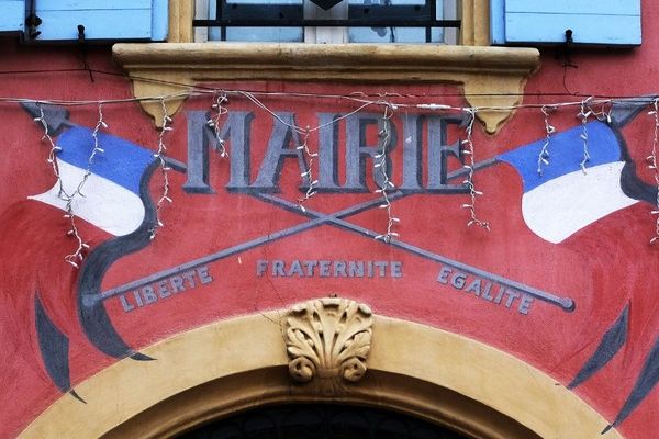 La façade de la mairie du Carla-Bayle en Ariège.