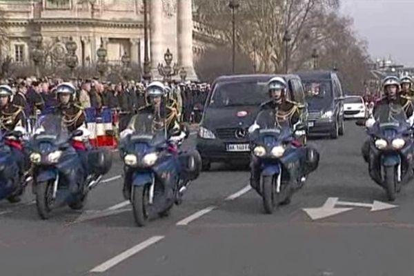 Le convoi funéraire ce vendredi matin à l'entrée du Pont Alexandre III à Paris.