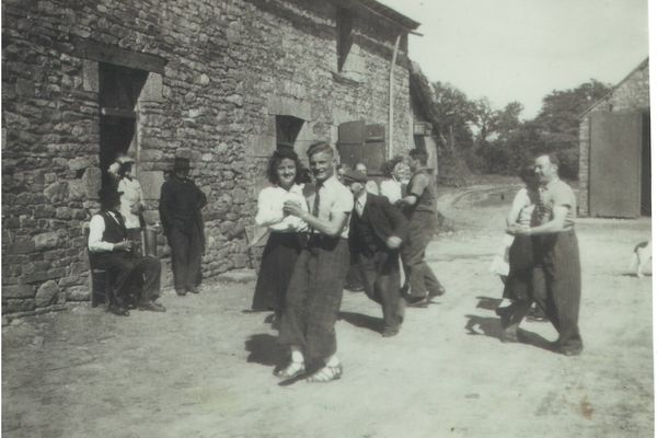 L'un des bals clandestins organisé dans la cour d'une ferme à Gosné, en Ile-et-Vilaine, en 1944, comme il en existait partout en France à l'époque.