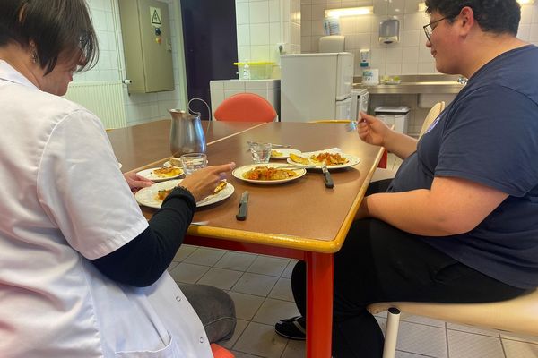 Dans ce centre de La Bourboule (Puy-de-Dôme) une quinzaine de jeunes comme Ali suivent une cure contre l'obésité.