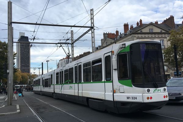 Tramway ligne 2 Cours des 50 otages avec vue sur tour de Bretagne...