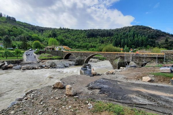 Le pont de secours de Saint-André de Majencoules a été emporté par de fortes pluies. Il était l'unique accès au village.