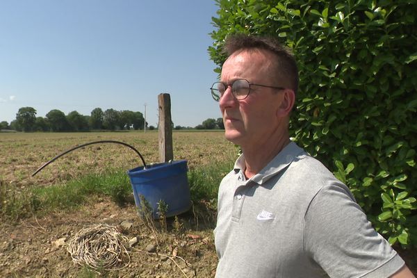 Alain Crouillebois, éleveur dans l'Orne, est en procès contre Enedis pour faire reconnaître les conséquences des perturbations électriques sur son exploitation.