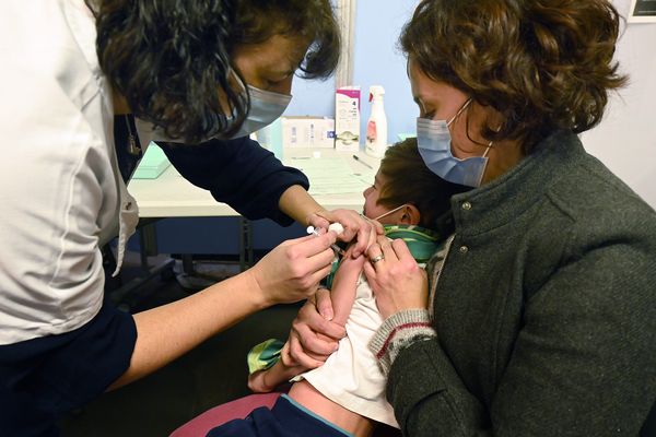 La vaccination des 5-11 ans, initialement réservée aux seuls enfants à risques, est étendue ce 22 décembre à toute la classe d'âge.