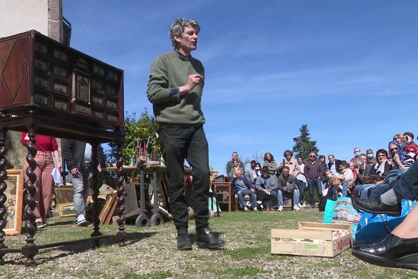 Ce cabinet en marqueterie exotique du 17e siècle est parti à 5200€.