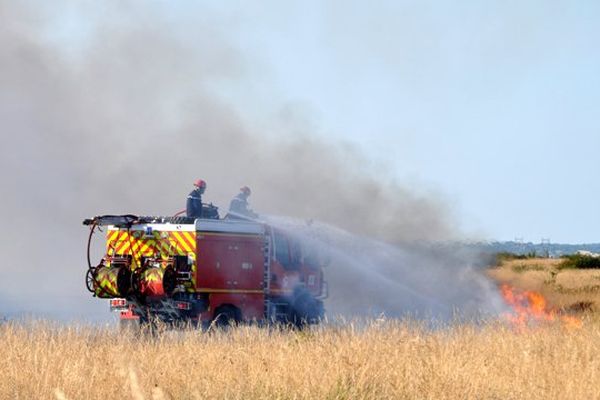 Le SDIS 01 se bat contre un feu de végétation. Le 17/07/2015