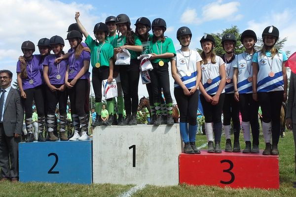 Les filles du Collège Guillaume de Conches en Ouche sont en or aux championnat de France UNSS de Pony Games