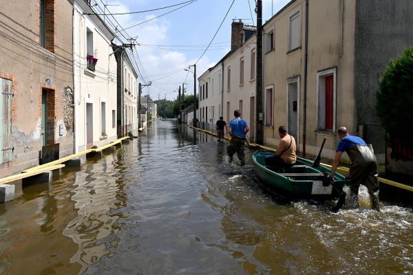 Ce vendredi 21 juin, les habitants surveillaient attentivement les inondations à Craon, anticipant une possible montée des eaux. À Segré, dans le quartier de Saint-Aubin-le-Pavoil (Maine-et-Loire), l'Oudon a considérablement débordé, inondant la rue du Lavoir avec environ cinquante centimètres d'eau.