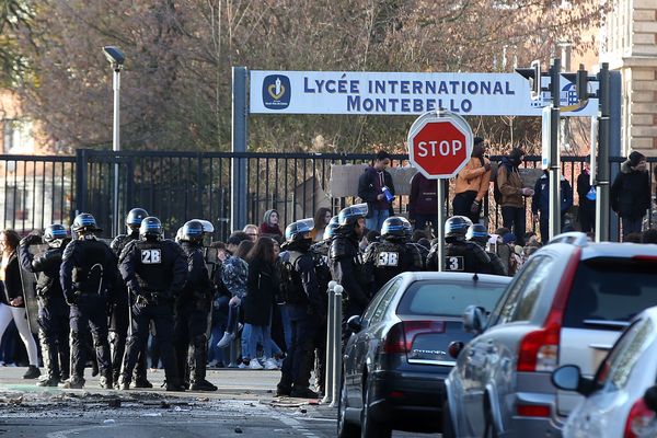 Les élèves bloquent le lycée Montebello de Lille depuis lundi.