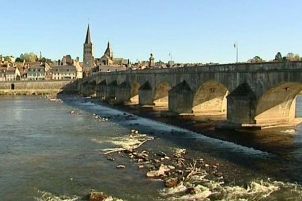 Le pont de la Charité-sur-Loire dans la Nièvre fait l'objet d'une polémique.