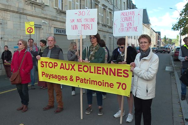 Une centaine de personnes ont manifesté devant la préfecture de Vesoul contre des projets d'implantations d'éoliennes, samedi 19 octobre.