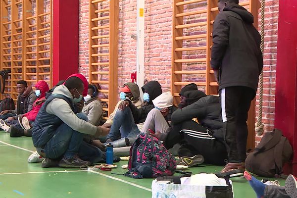 Une centaine de jeunes mineurs isolés a trouvé refuge dans ce gymnase du lycée Saint-Sernin à Toulouse.