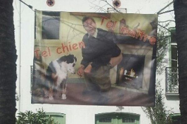 La photo un brin provocatrice est accrochée sur la façade de cet habitant de Perpignan