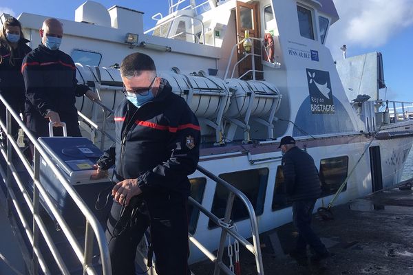 Une glacière contenant 13 flacons de vaccins anti-Covid (70 à 75 doses) est arrivée en bateau sur l’île de Sein ce jeudi, en fin de matinée.