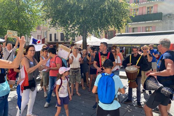 Quelques familles étaient présentes dans le cortège.