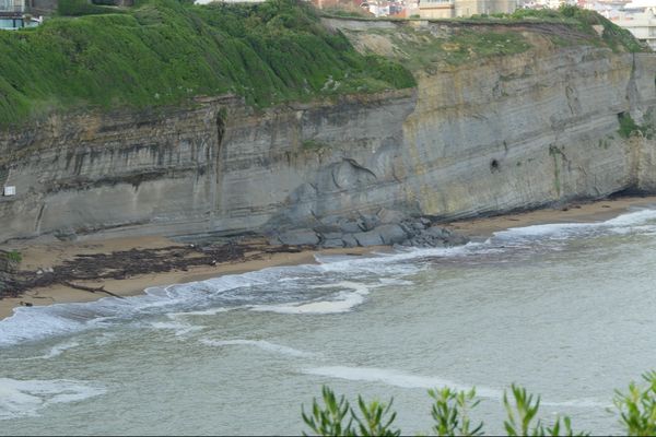 Un pan de falaise effondré sur la plage depuis mardi 12 juin à Biarritz