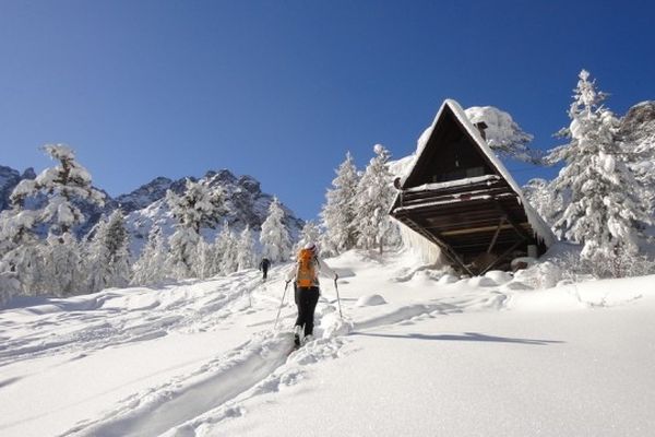 Asco et l'un de ses chalets, dans une de ses plus belles journées d'enneigement