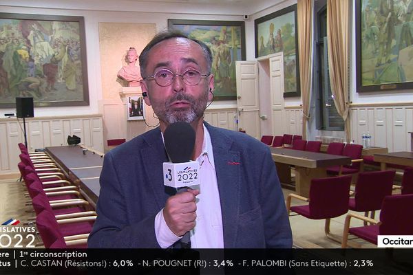 Robert Ménard, maire DVD de Béziers, se réjouit de la facile qualification de son épouse, Emmanuelle, pour le second tour des législatives.