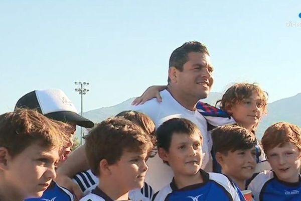 Guilhem Guirado avec les jeunes licenciés de Bastia XV