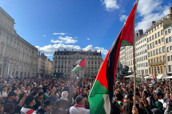 Le rassemblement pro-palestinien prévu à Lyon autorisé par la justice administrative. La place des Terreaux est pleine à craquer 21/10/23