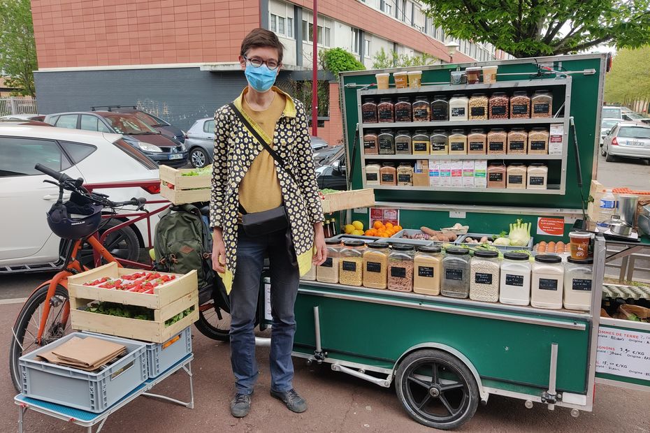 With her bike, Brigitte tows her organic grocery store for everyone