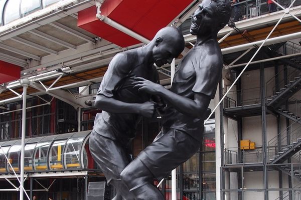 Une statue coup de boule. K-O, les présidents de district font le coup de poing