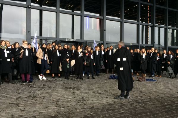 Les avocats du barreau nantais se sont rassemblés ce lundi matin devant le Palais de Justice