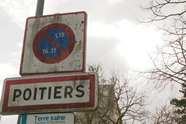 Poitiers a déjà enlevé ses panneaux "ville fleurie"