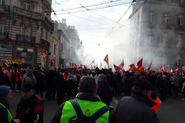 A Limoges, un imposant cortège de plusieurs milliers de manifestants s'est réuni au niveau du carrefour Tourny, pour entamer le défilé contre les projets de réforme de la fonction publique. 