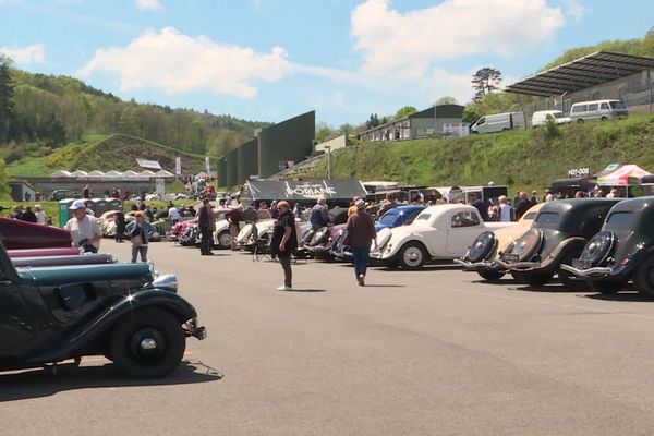 Les mordus de Citroën Traction se sont donné rendez-vous pour fêter les 90 ans de la célèbre voiture au circuit de Charade, dans le Puy-de-Dôme.