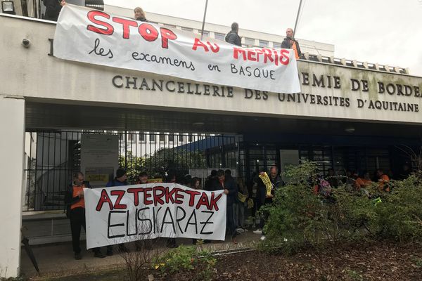 Une trentaine d'adhérents de Seaska, la fédération des ikastolas, les écoles immersives en langue basque sont présents.