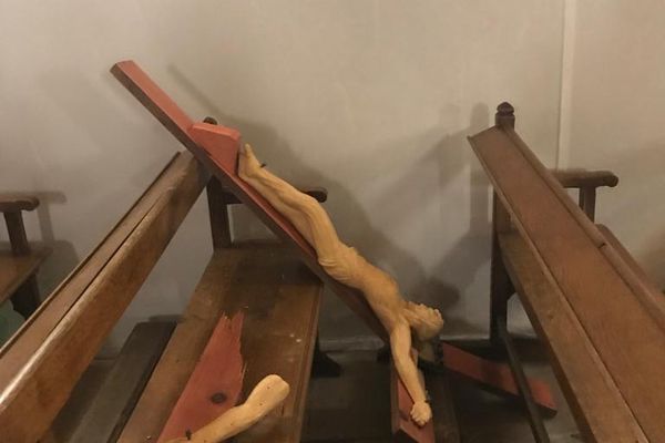 Le chemin de croix et les tableaux du chœur sont pour l'essentiel détruits, de même que deux grands crucifix