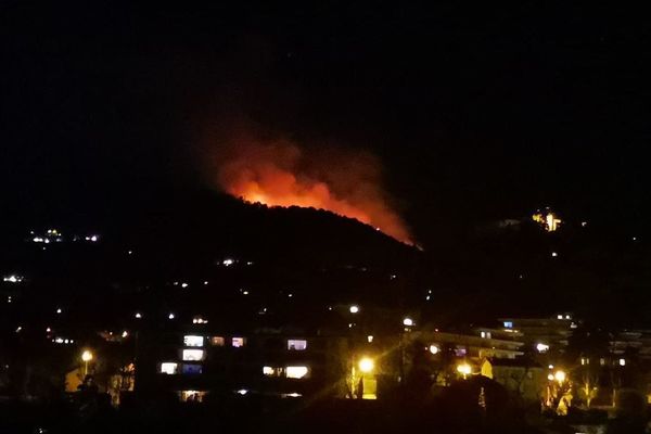 Un important incendie menace des habitations au col de Vence.