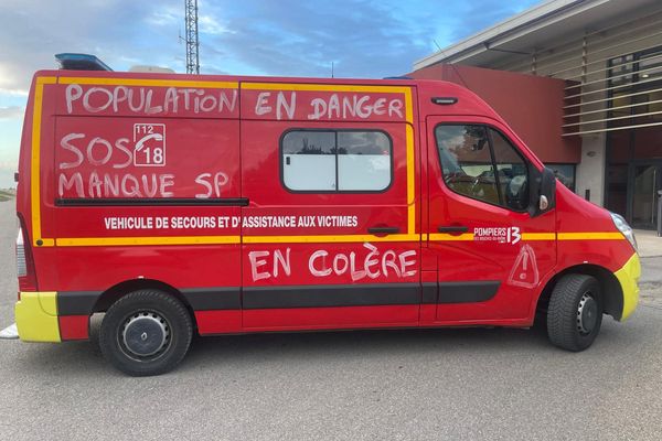 Les pompiers ont affiché des messages de détresse sur leurs véhicules.