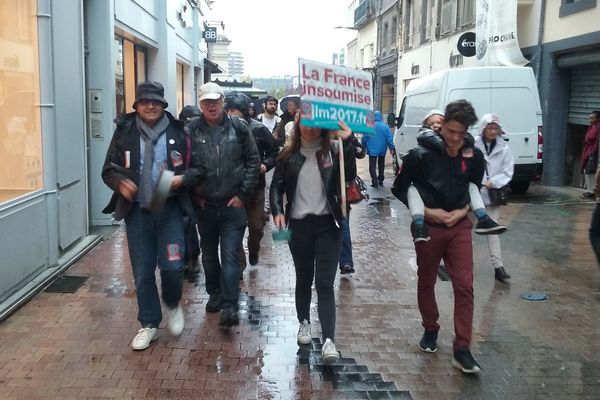 Les Insoumis font une "casserolade", samedi 30 septembre, dans les rues de Clermont-Ferrand. 