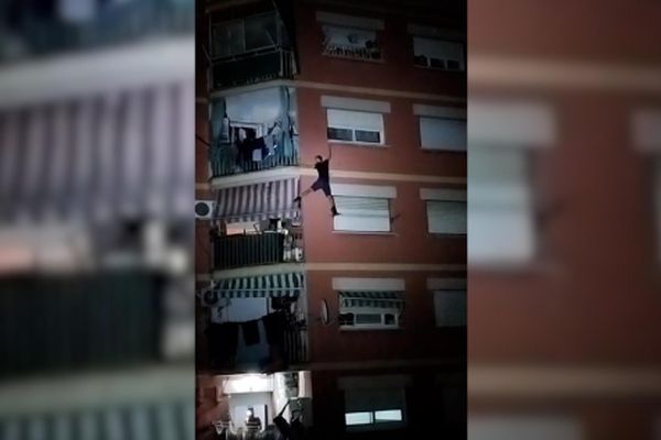 Lors d'une tentative de cambriolage nocturne à Barcelone (Espagne), un individu a choisi une évasion spectaculaire en escaladant les balcons d'un immeuble sous les yeux des passants.