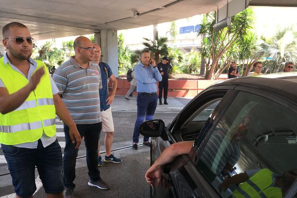 Les chauffeurs sont réunis contre Uber à l'aéroport de Nice.