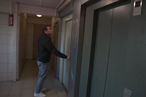 Dans l'escalier de la tour E de la cité du Mail, plus aucun ascenseur ne fonctionne depuis 25 jours.