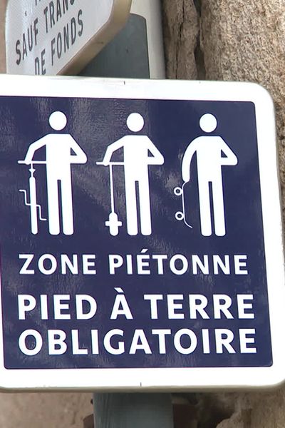 Panneau obligeant les conducteurs de deux-roues à mettre pied à terre en centre-ville de Béziers (Hérault)