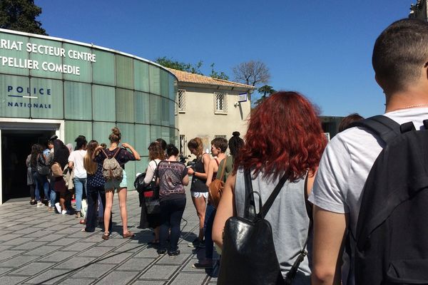 File d'attente devant le commissariat place de la Comédie à Montpellier 