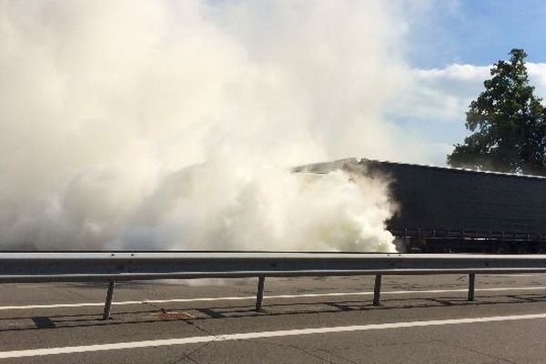 Un camion a pris feu ce jeudi 31 juillet 2014, vers 16h, sur la RCEA (Route Centre Europe Atlantique) dans le sens Moulins-Mâcon. 