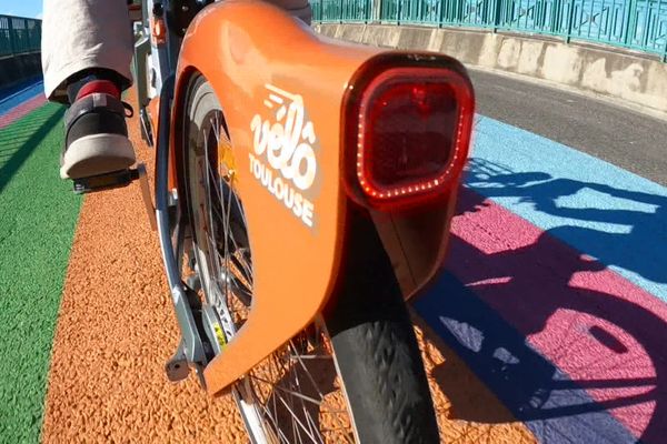 Les nouveaux vélos électriques de couleur orange sillonnent désormais Toulouse et sa banlieue