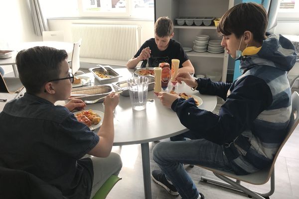 Les jeunes passent leurs journées en cours, dans les ateliers et dans leur groupe de vie où ils déjeunent ensemble