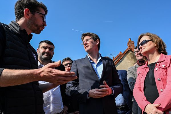 Jérémy Decerle, Pascal Canfin et Nathalie Loiseau échangent avec un viticulteur à Rully (Saône-et-Loire) ce vendredi 19 avril.