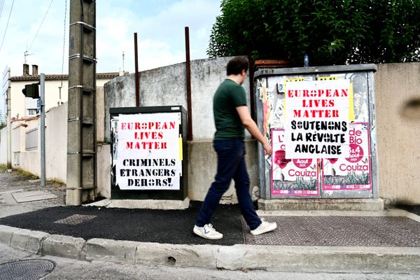 La pose de ces affiches a été revendiquée par le groupe Novelum.