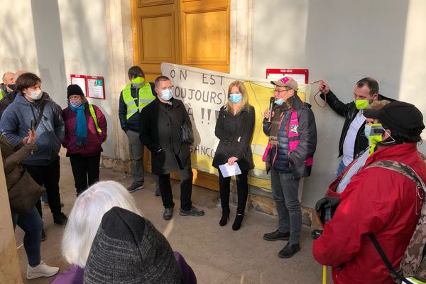 Sophie B. est à la sortie du tribunal de Chalon-sur-Saône après l'abandon des poursuites ce vendredi 19 février