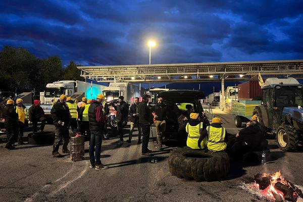 Une trentaine d'agriculteurs ont passé la nuit au péage du Boulou.