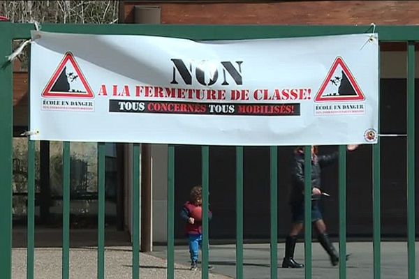 La fermeture d'une classe équivaut à une forte augmentation du nombre d'élèves par classe. 