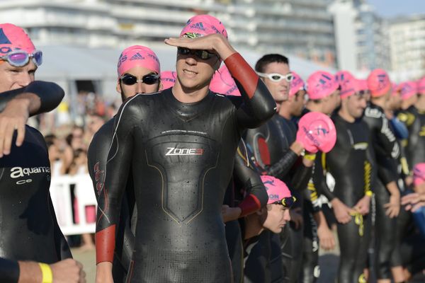 La Poursuite Elite Internationale est la course réservée aux meilleurs triathlètes des clubs de D1 ou D2. Elle repose sur un concept original à suspense où les hommes et les femmes de haut niveau s'affrontent sur une même course poursuite au format sprint (750m de natation, 20km vélo et 5 km course à pied). 