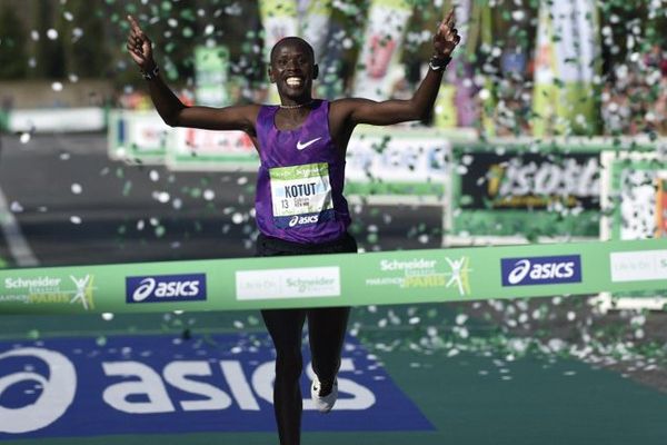 Cyprian Kotut emporte le 40ème Marathon de Paris en 1h02.47